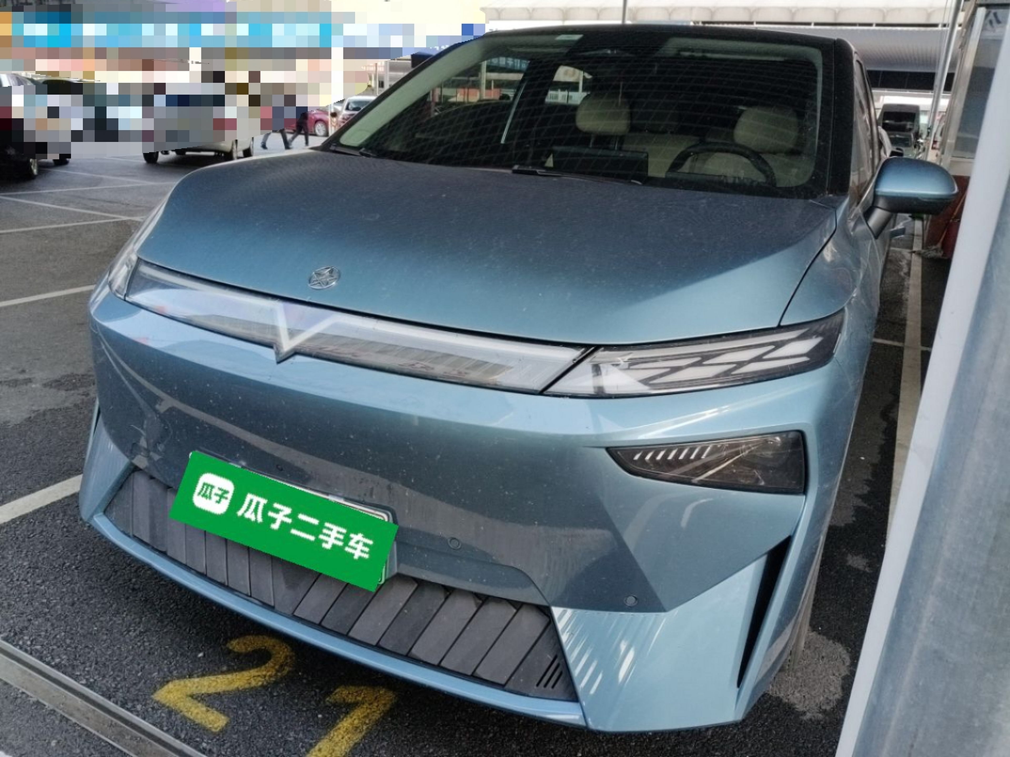 تحت مقدمة السيارة