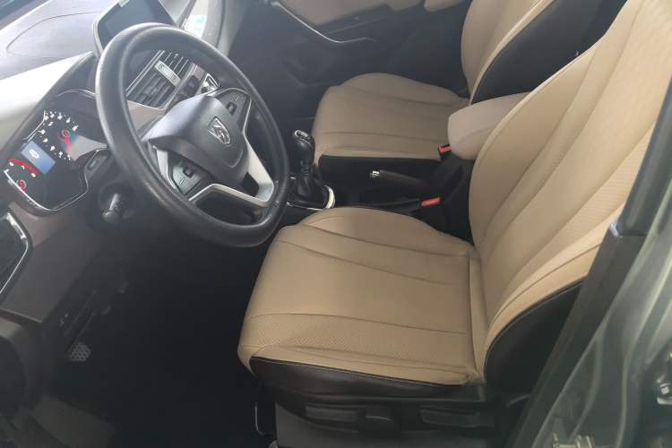 Used Baojun 310W 2017 1.5L Manual Fashion Model China V
