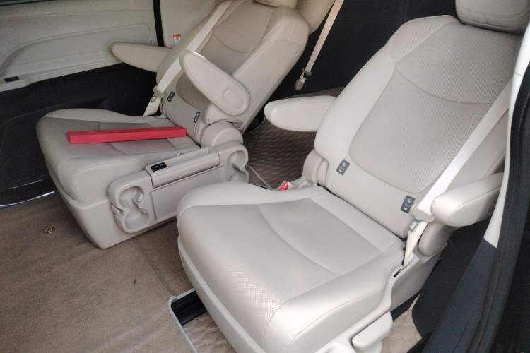 Used Toyota Granvia 2022 2.5L Hybrid Premium Edition
