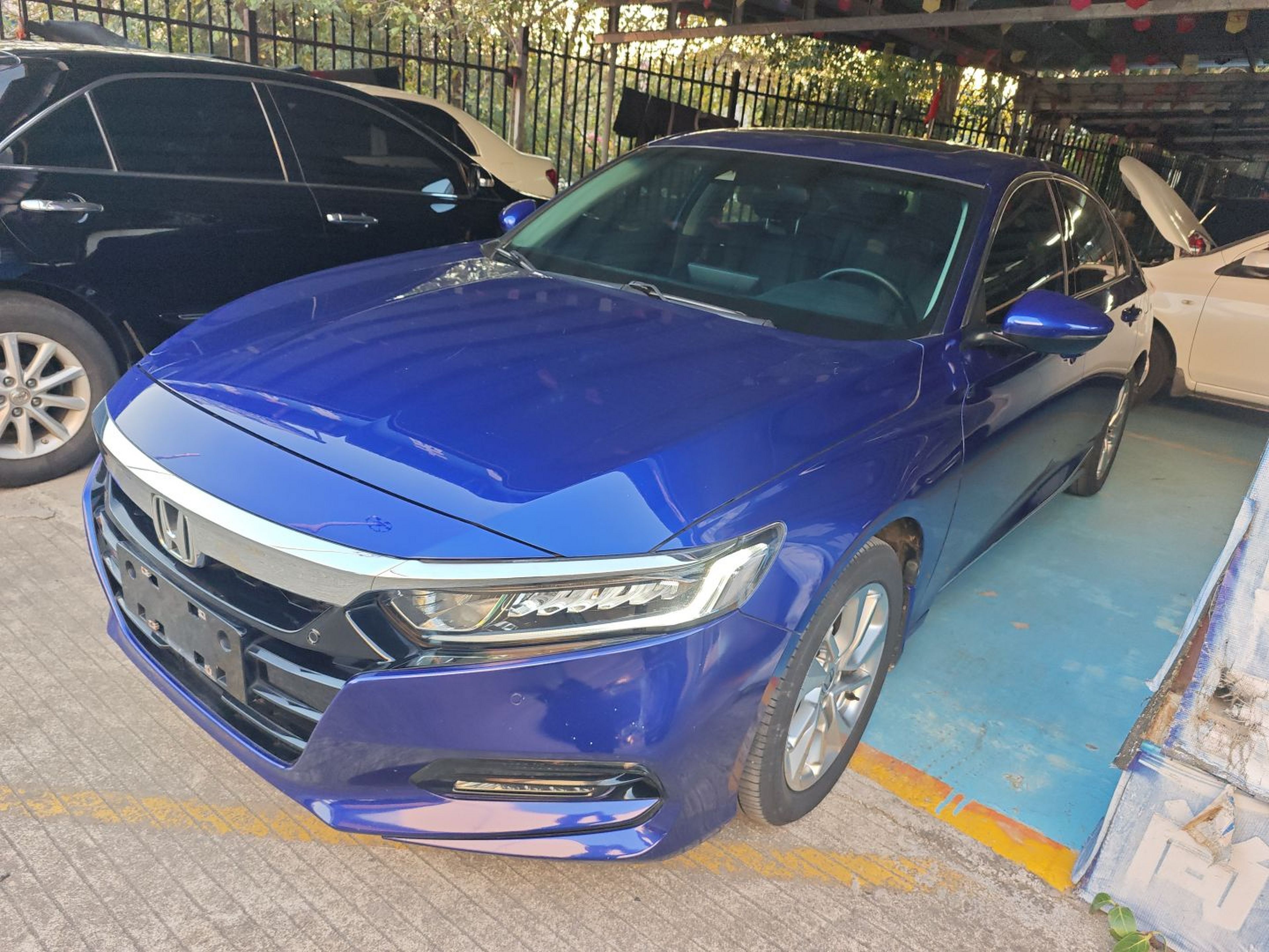 تحت مقدمة السيارة