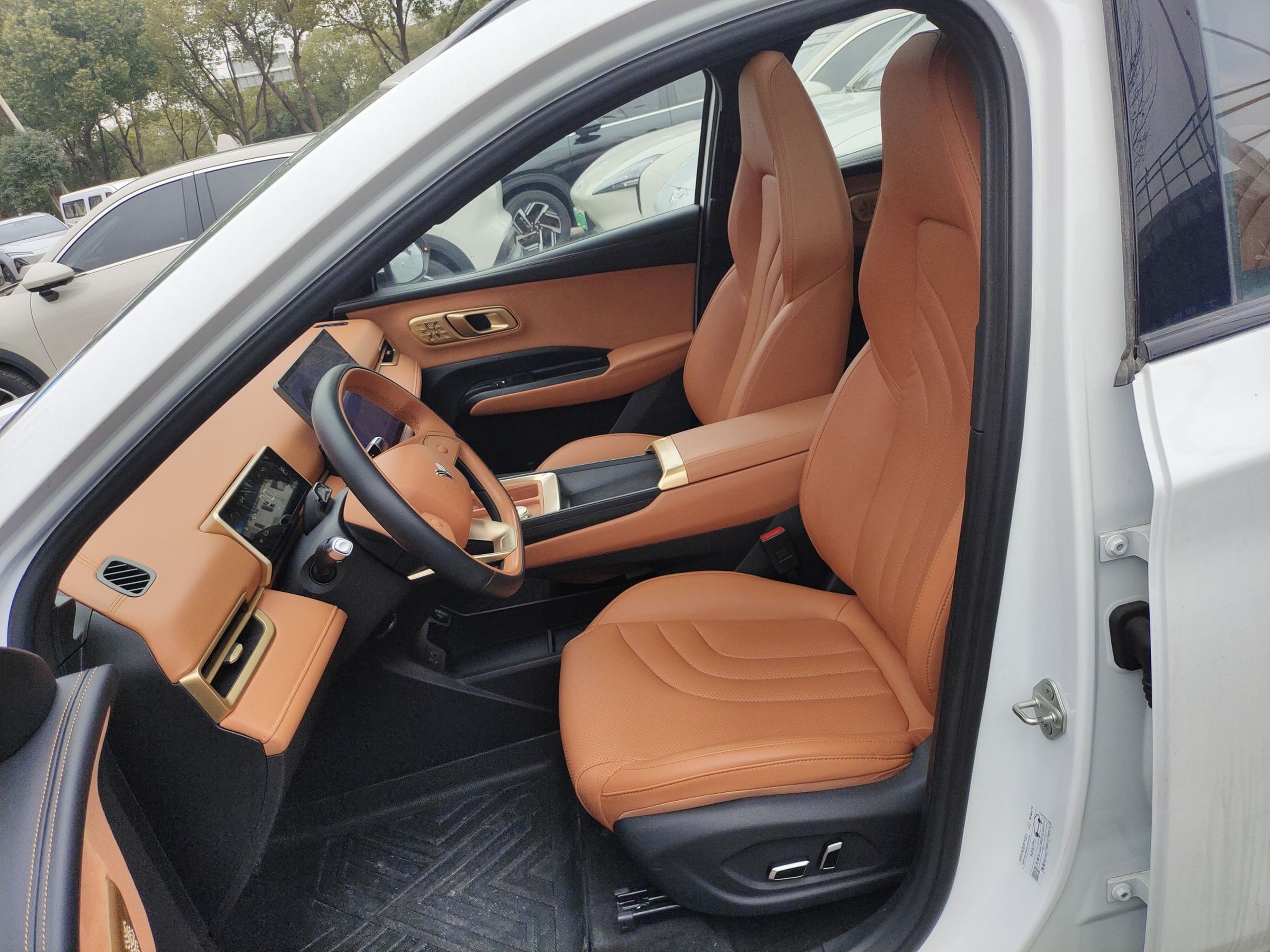 المقاعد الأمامية داخل السيارة