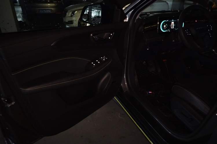 Used Roewe RX5 2023 PLUS 330TGI Automatic Trendsetting Smart Edition
