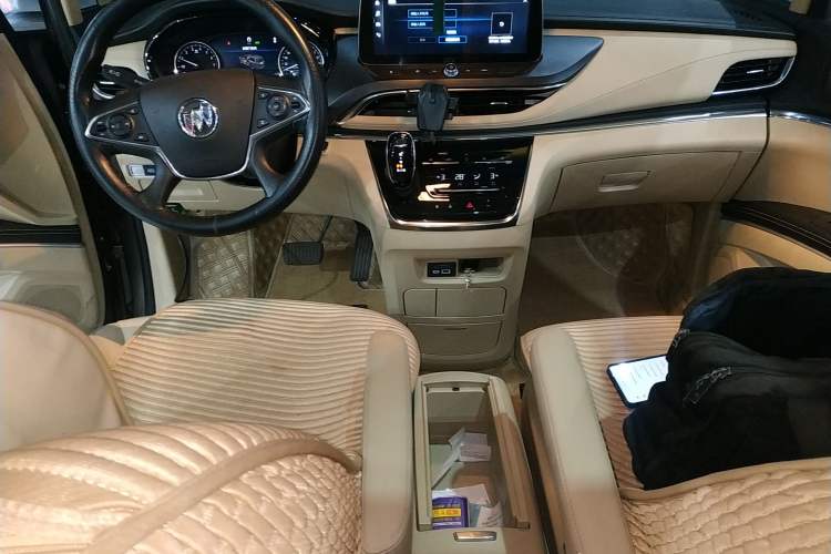 Used Buick GL8 2023 Facelifted Land Cruiser Executive Luxury Version
