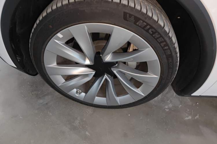 Used Tesla Model Y 2025 Long-Range All-Wheel-Drive Version