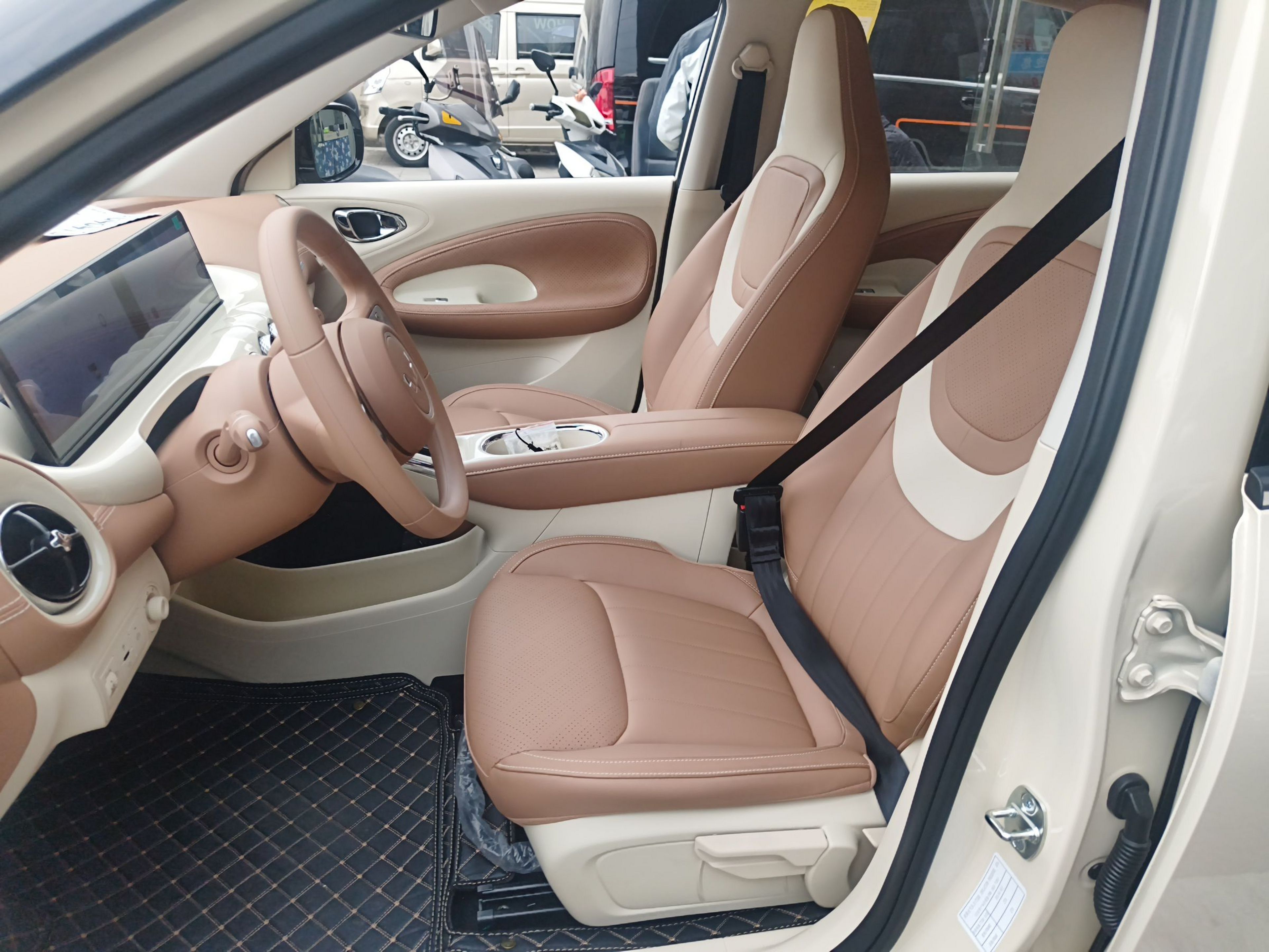 المقاعد الأمامية داخل السيارة