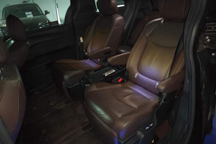 Used Toyota Sienna 2021 2.5L Hybrid Platinum Edition
