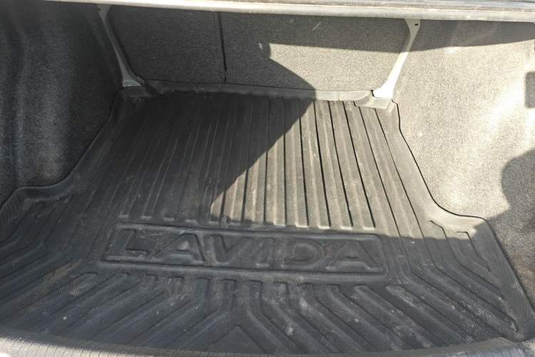 Used Volkswagen Lavida 2013 Restyled Classic 1.6L Manual Comfort Edition
