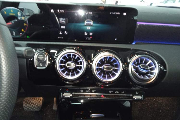 Used Mercedes-Benz A-Class 2022 Revised Version A 200 L Sport Sedan Fashionable Style