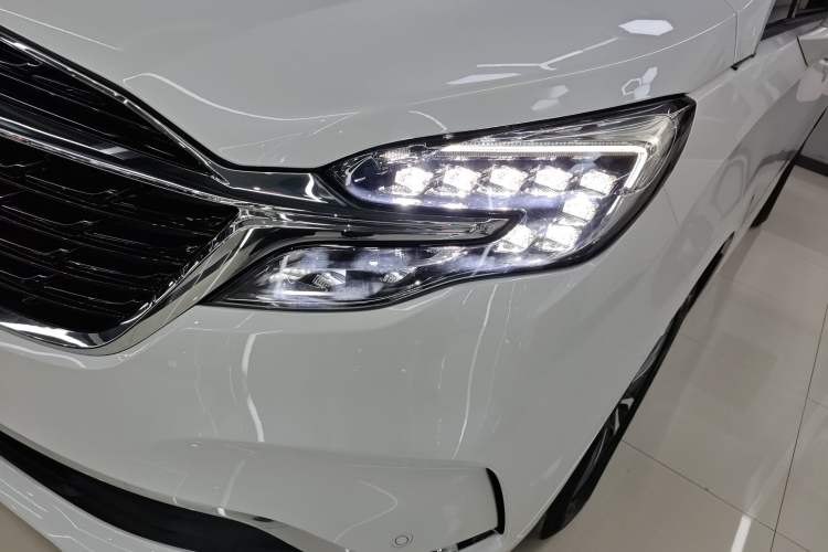 Used Buick GL8 2022 ES Landtrek 653T Luxury Edition