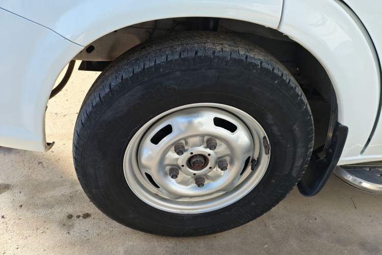 Used JMC Fushun 2023 2.0T Automatic Short-Wheelbase Mid-Top Commercial Multi-Purpose 6-Seater Passenger Vehicle
