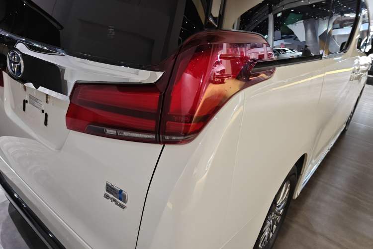 Used Toyota Alphard 2021 Dual-Motor 2.5L Premium Edition
