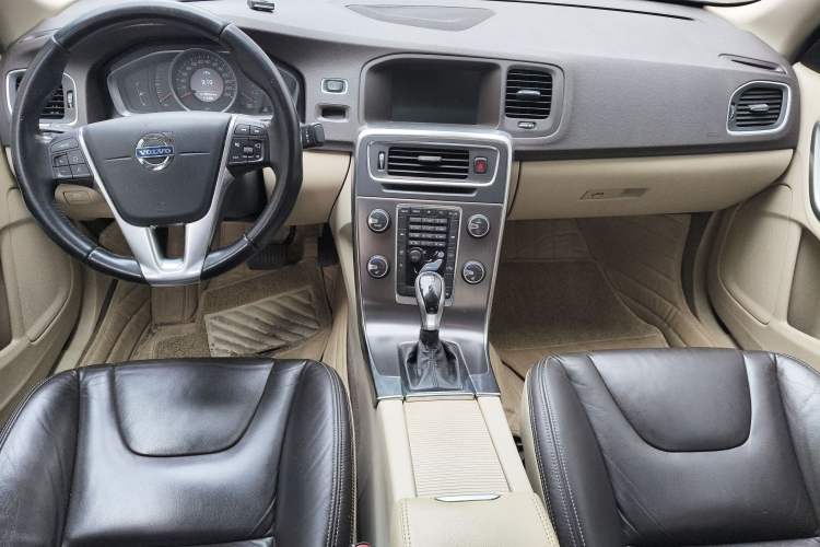 Used Volvo S60 2014 S60L 2.0T Zhiyuan Edition
