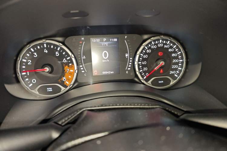 Used  Renegade 2019 220T Automatic Leading Edition
