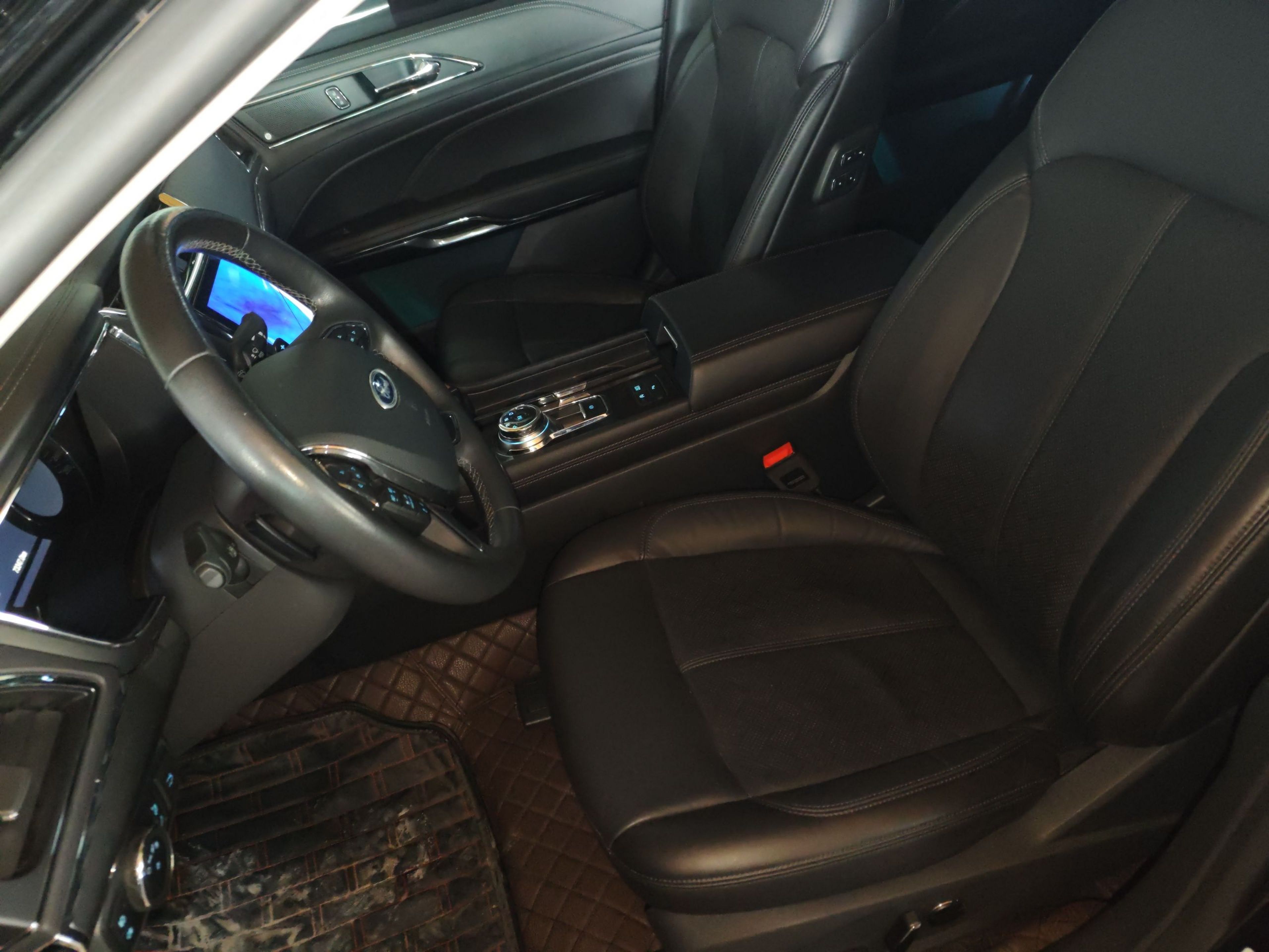 Переднее сиденье в автомобиле