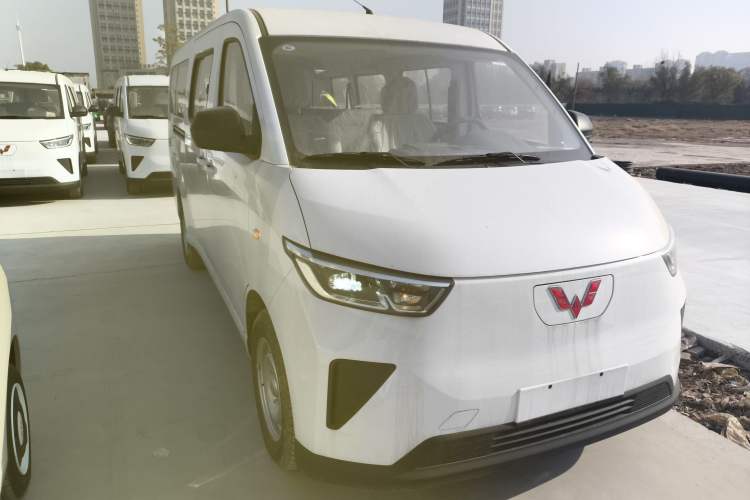 Used Wuling Yangguang 2024 300KM Comfort Version Passenger Van 75kW
