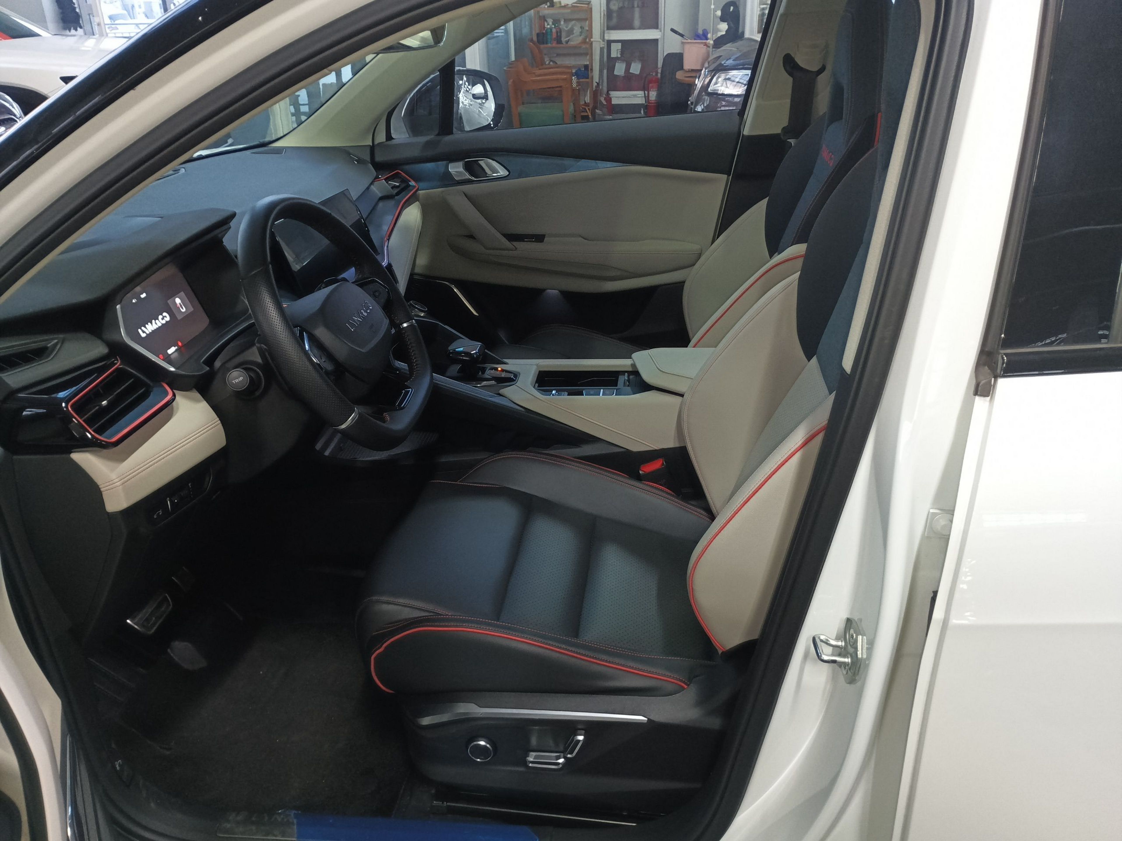 المقاعد الأمامية داخل السيارة