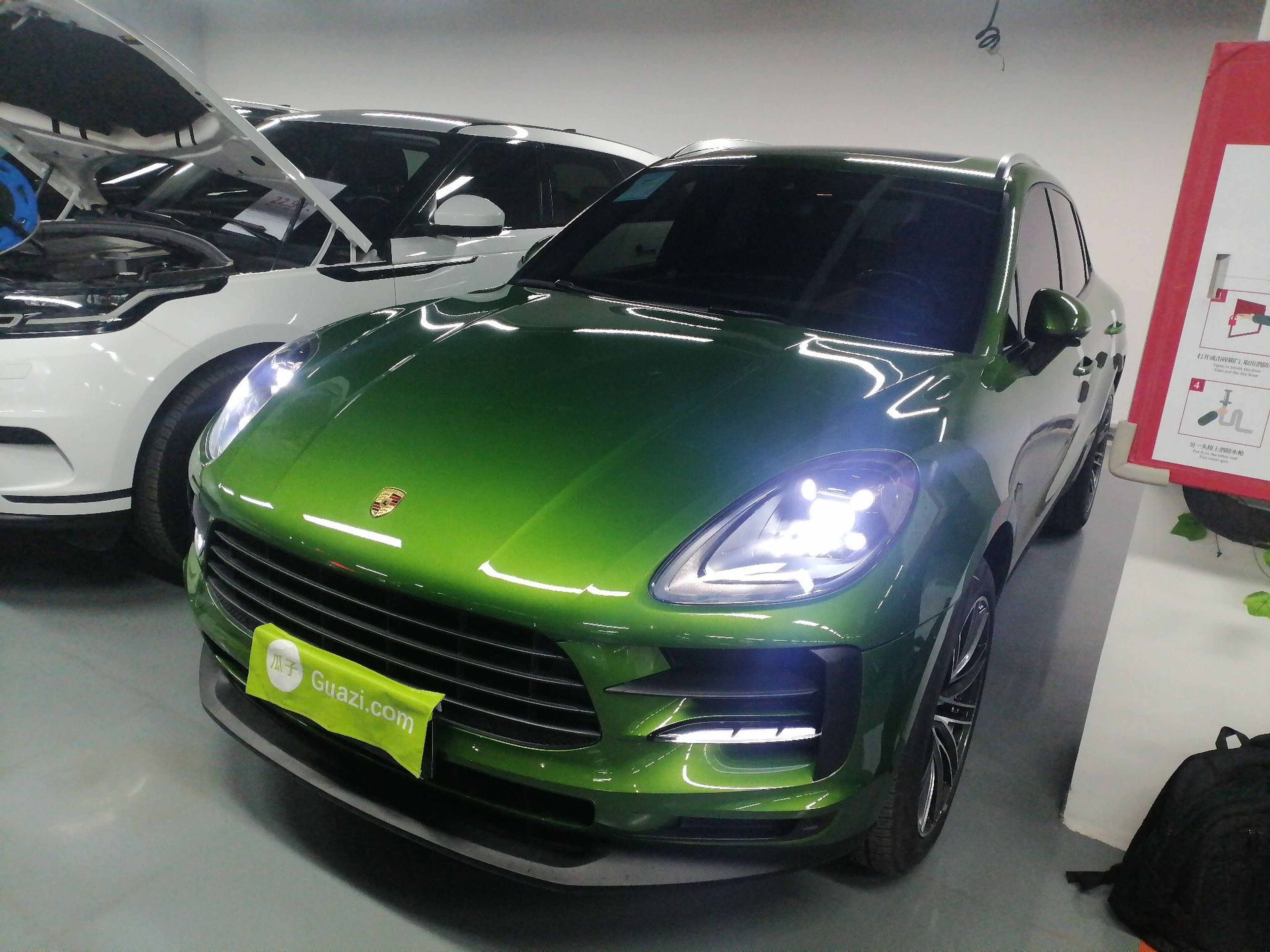 تحت مقدمة السيارة