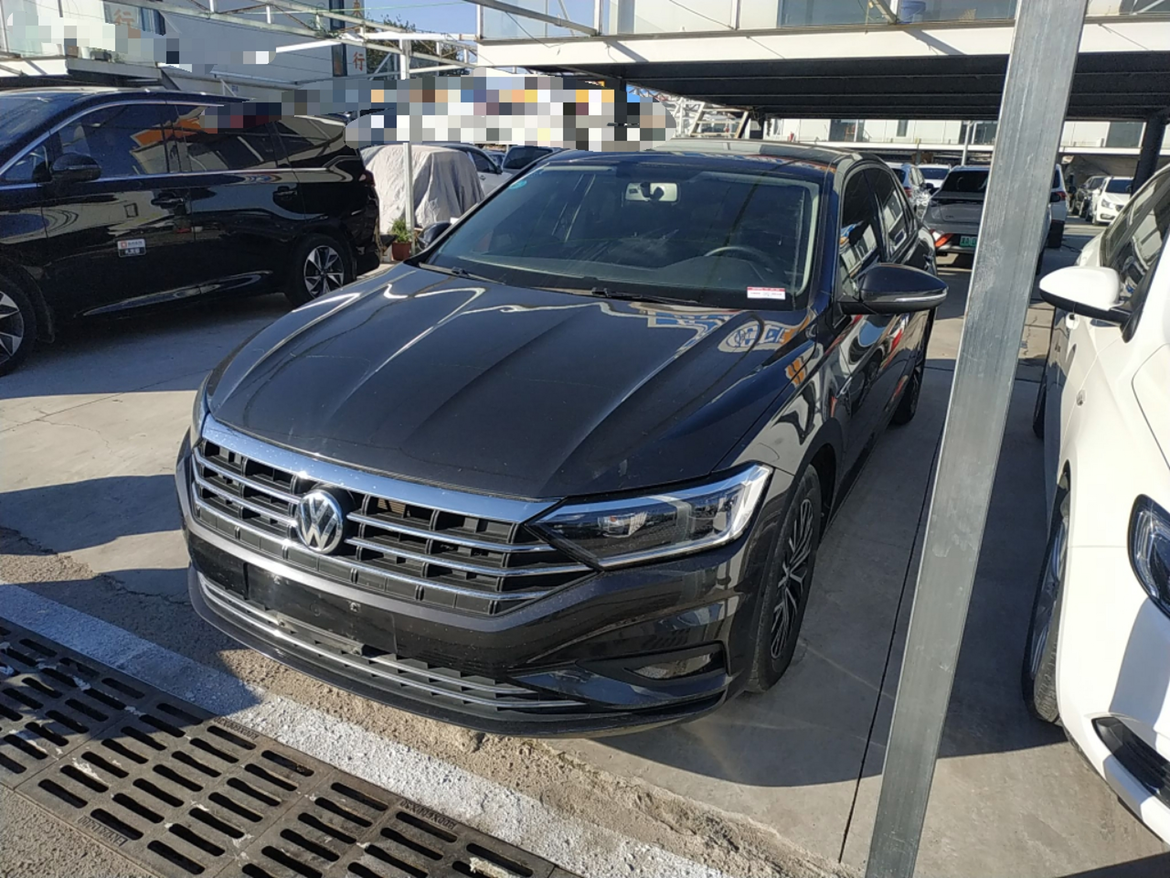 Под передней частью автомобиля