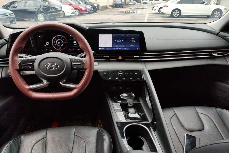 Used Hyundai Elantra 2021 1.5L CVT LUX Prestige Edition
