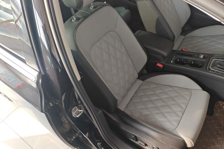 Used Volkswagen Magotan 2023 2 Million Units Limited Edition 330TSI DSG Leading Version
