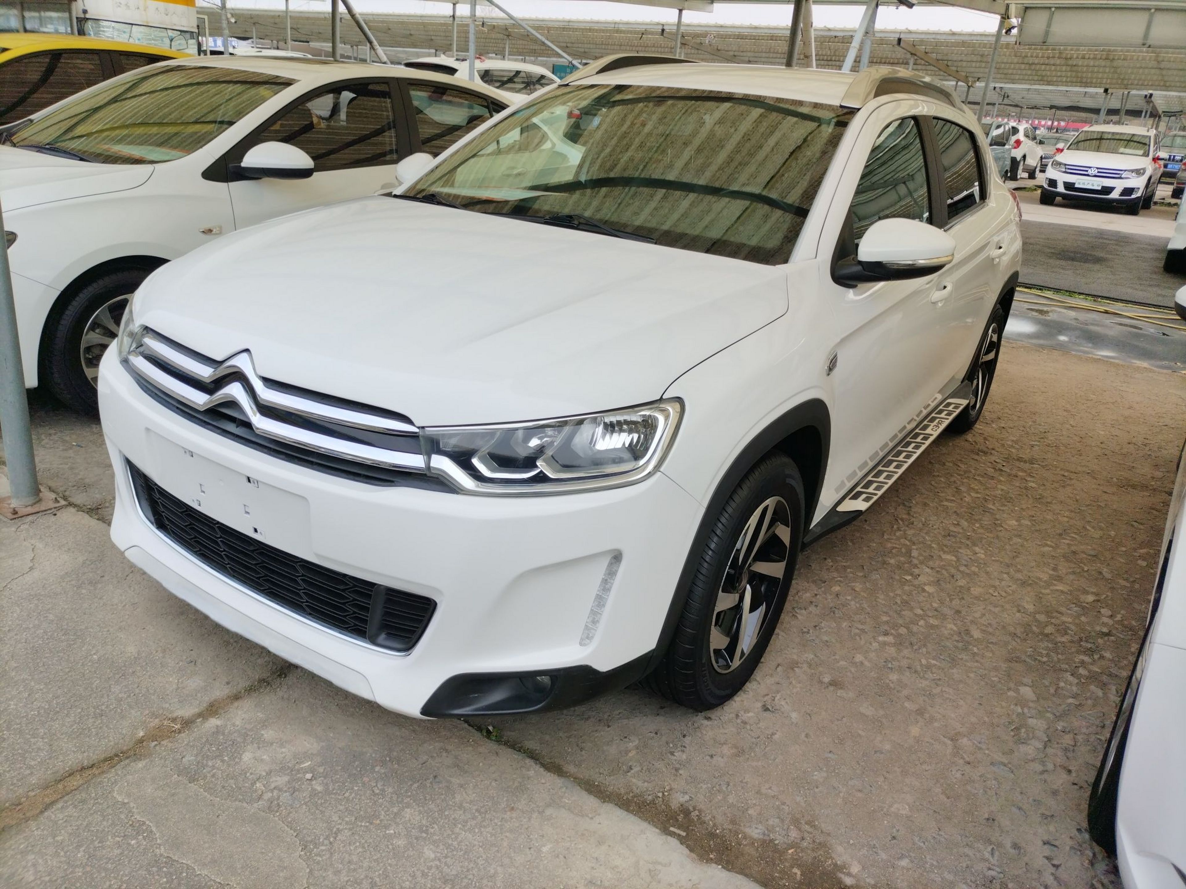 تحت مقدمة السيارة