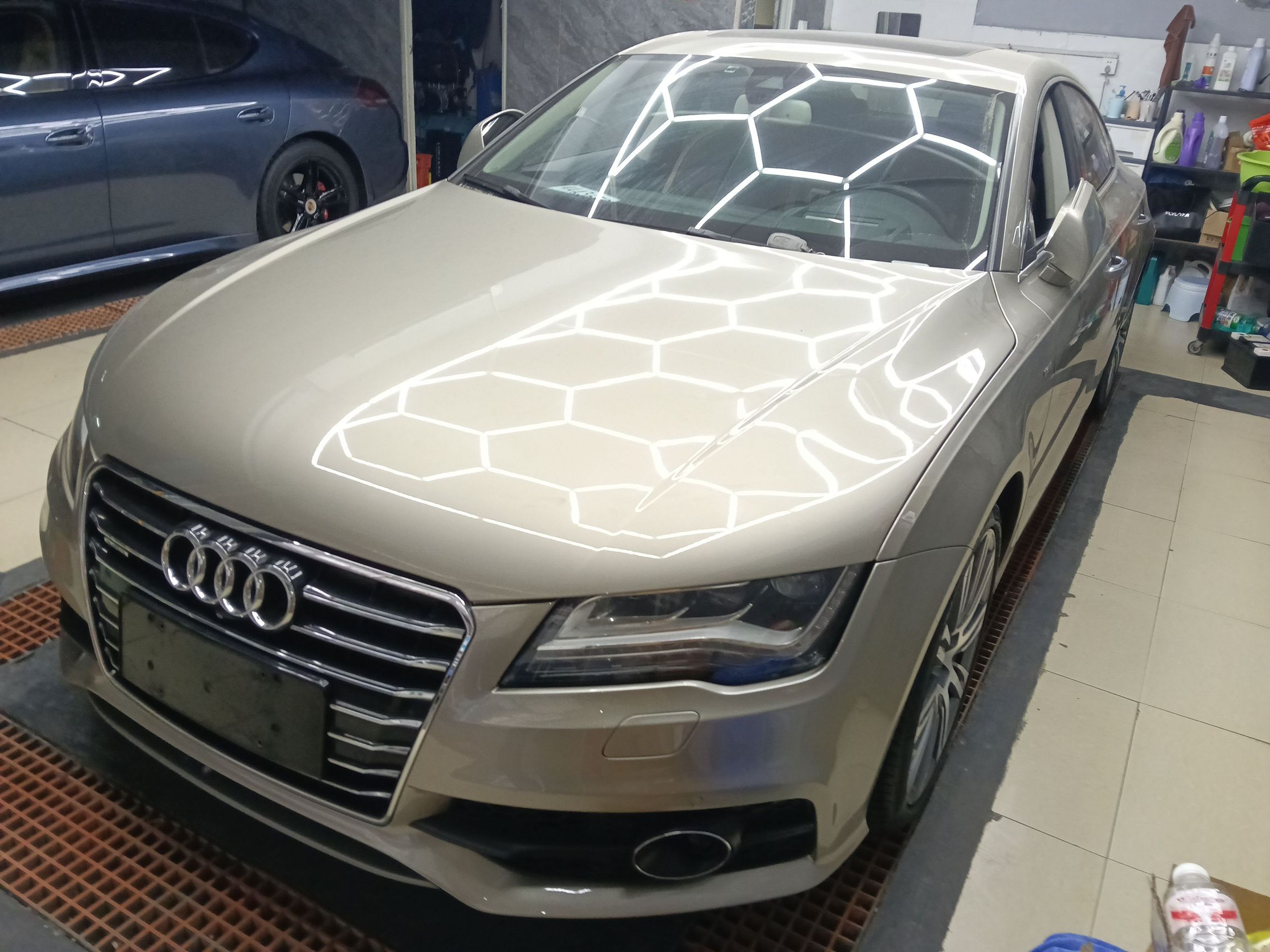 تحت مقدمة السيارة