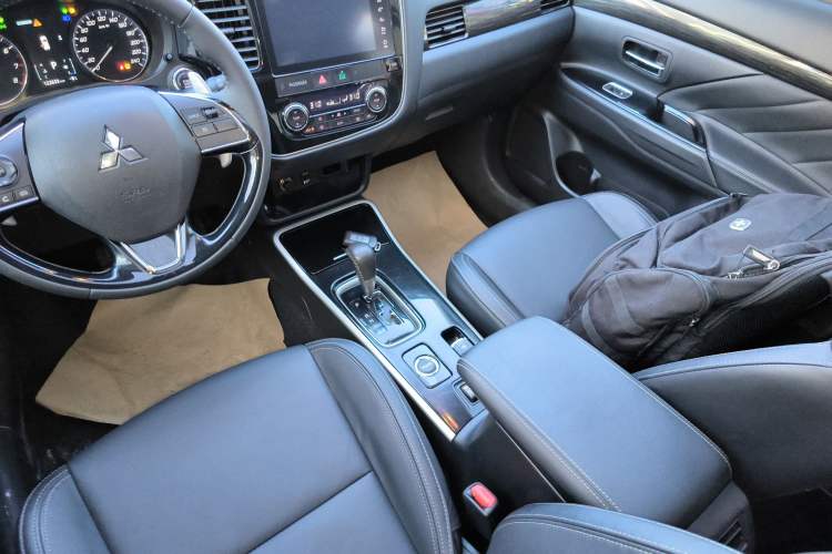 Used Mitsubishi Outlander 2019 2.4L 4x4 Zhi Xiang Edition 5 Seats China VI Standard