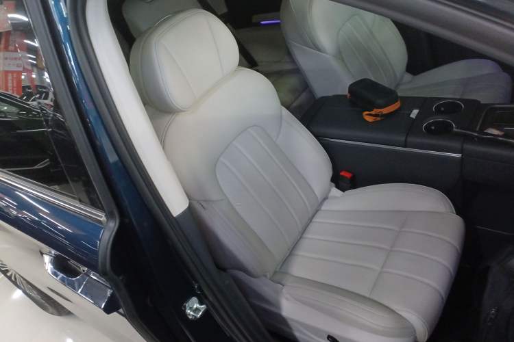 Used VOYAH Dream 2025 PHEV Four-Wheel Drive Prestige Kunpeng Edition
