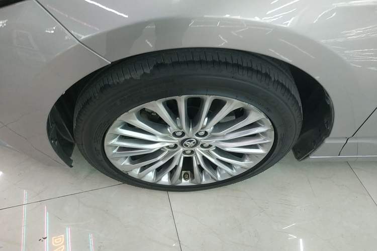 Used Toyota Avalon 2019 Dual-Engine 2.5L XLE Prestige Version China VI Standard
