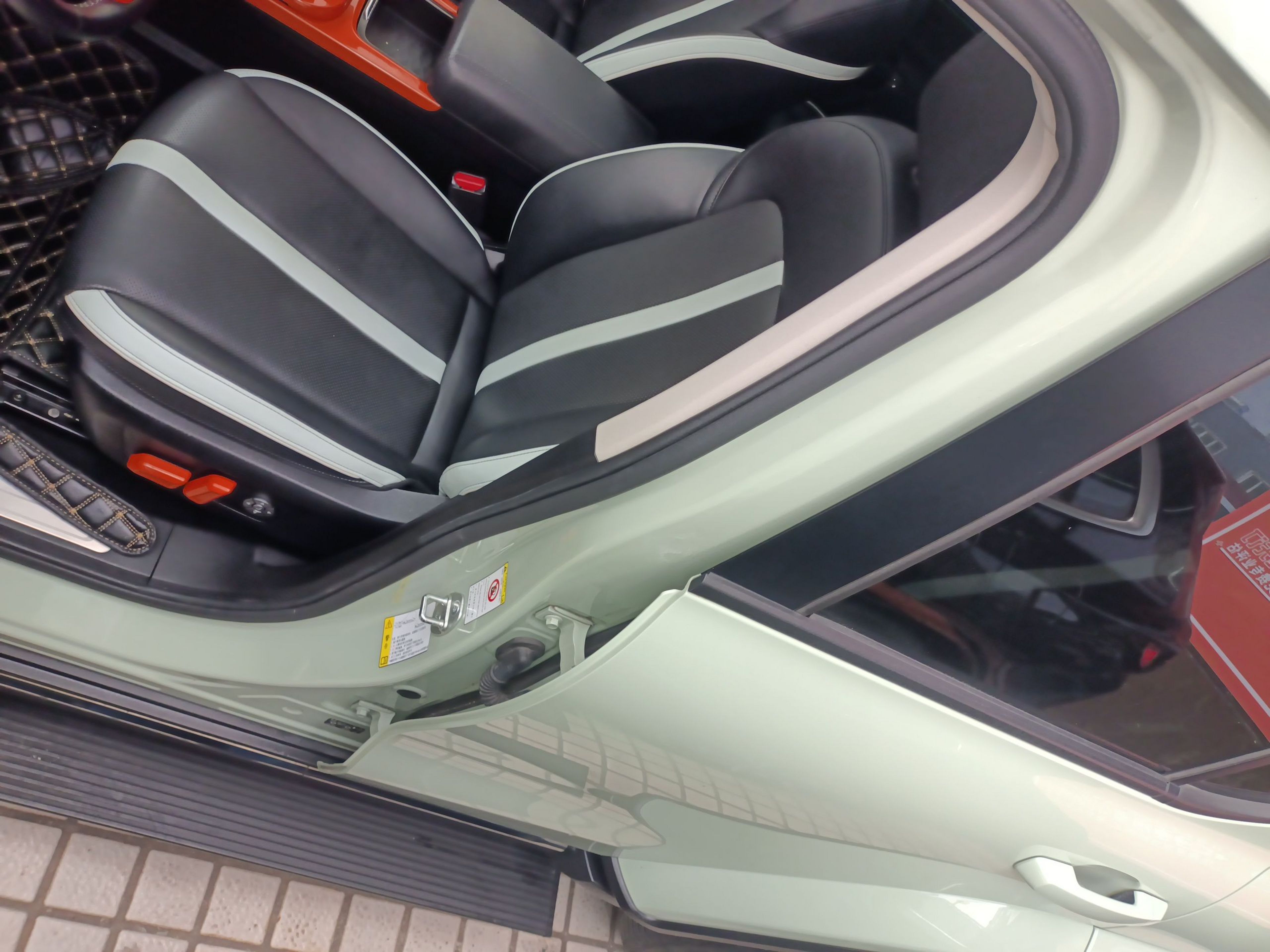 Переднее сиденье в автомобиле