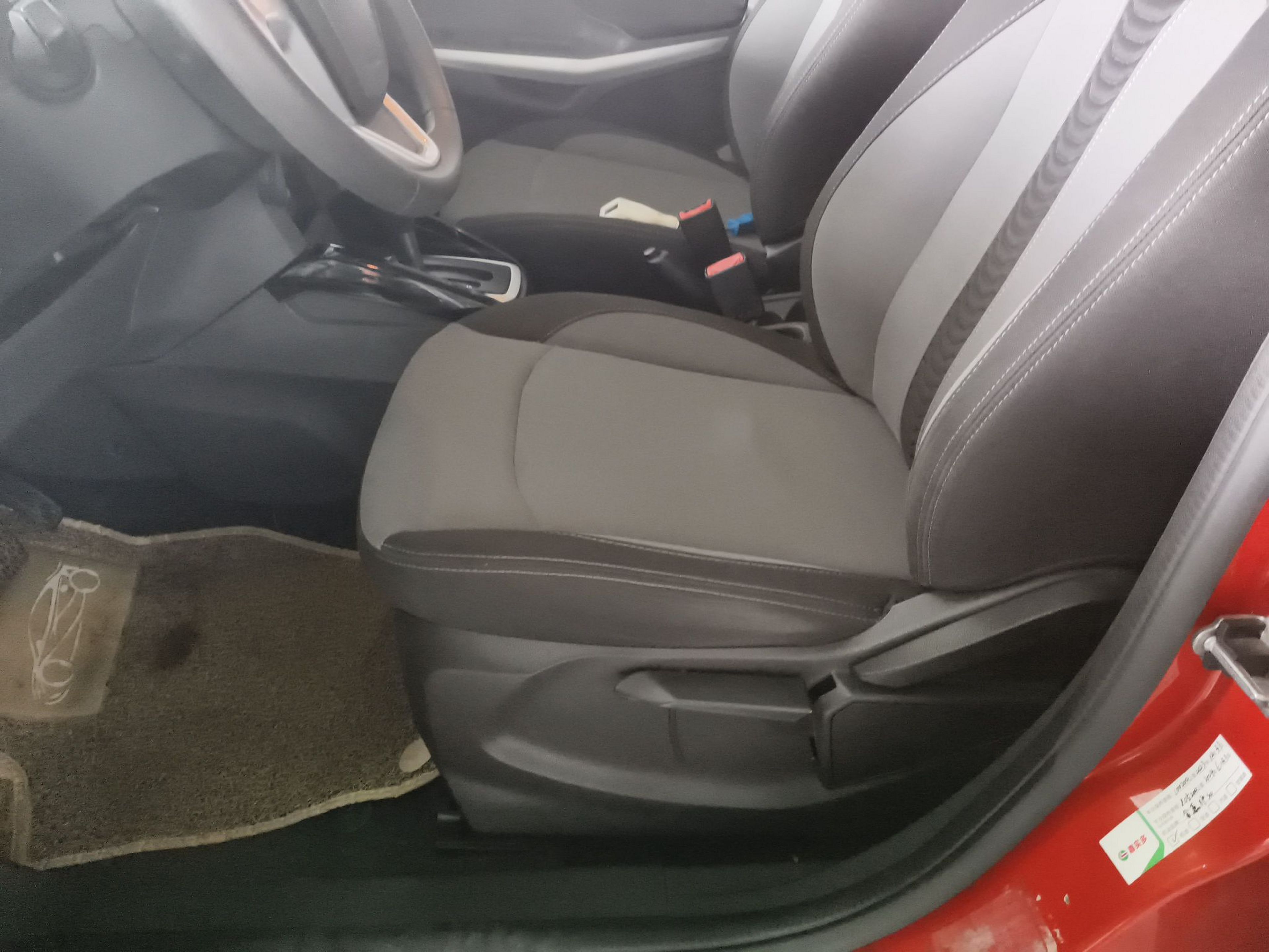 المقاعد الأمامية داخل السيارة