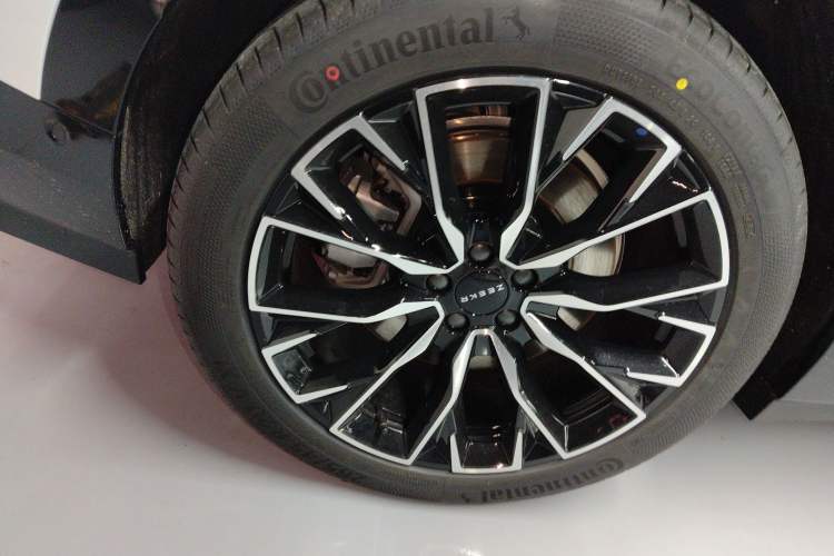 Used Zeekr 7X 2025 100 kWh Long-Range Rear-Wheel Drive with Intelligent Driving Features
