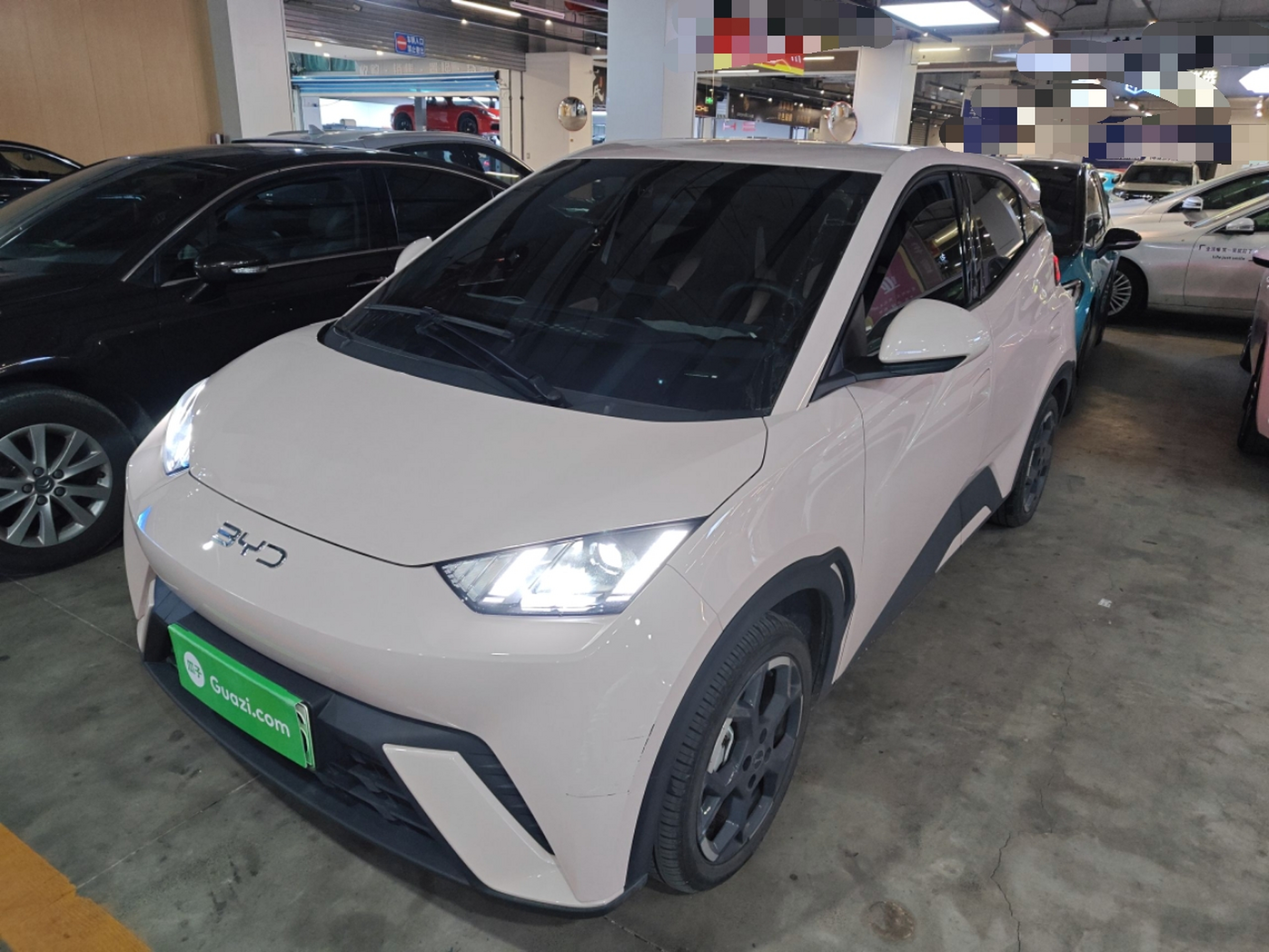 Под передней частью автомобиля