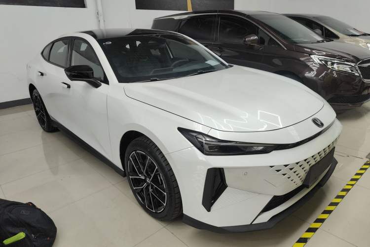 Used Changan UNI-V iDD 2024 Blue Whale Smart Electric iDD 136km Luxury Model