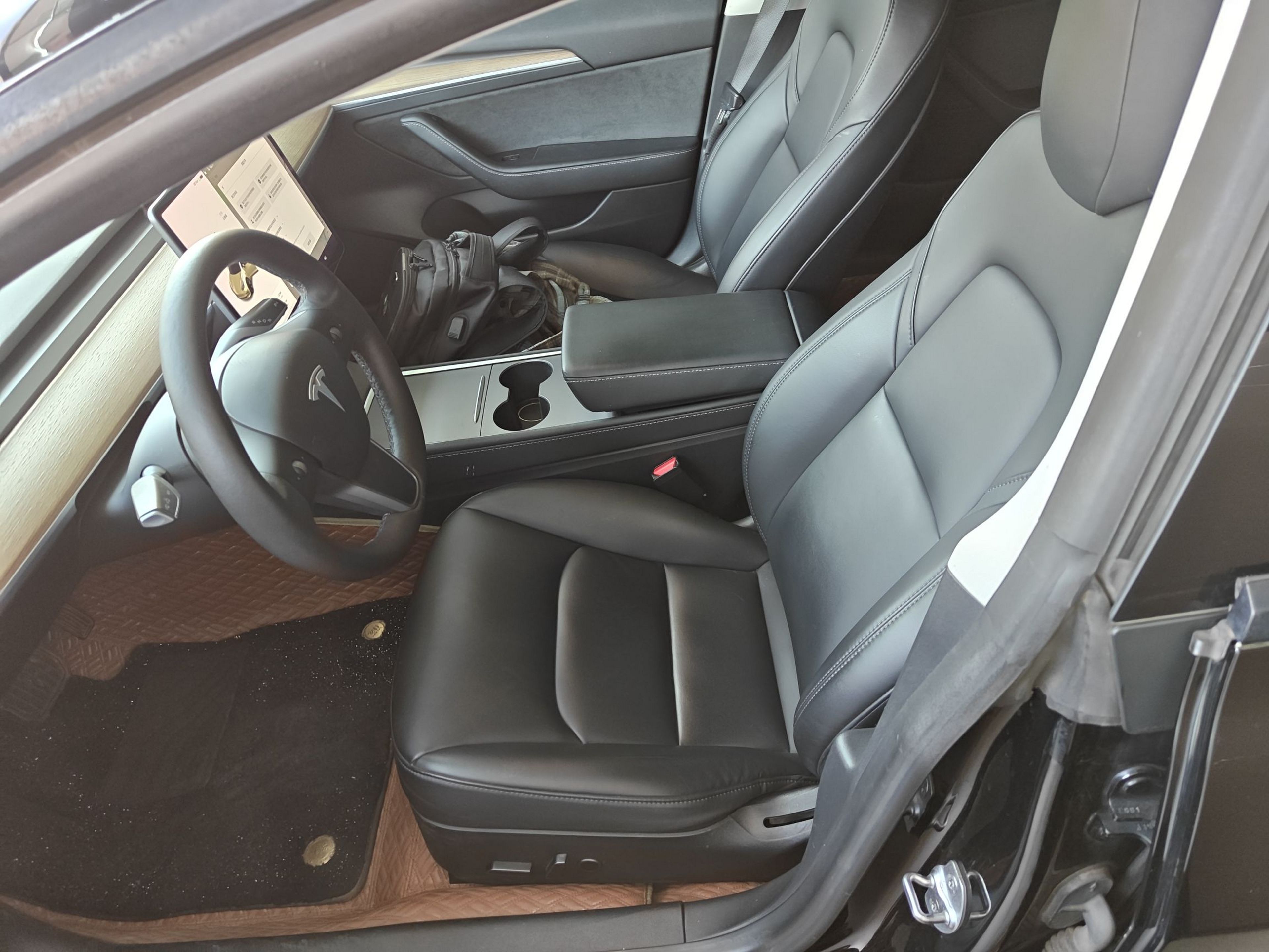 Переднее сиденье в автомобиле