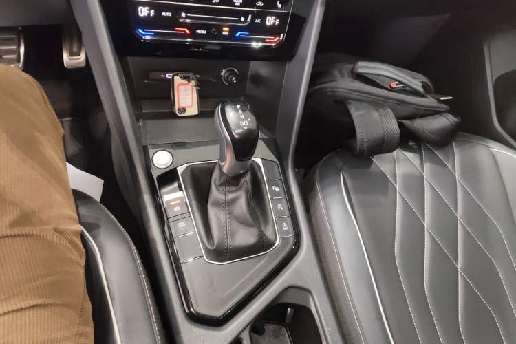 Used Volkswagen Tiguan L 2024 Outstanding Model 330TSI Automatic Two-Wheel Drive R-Line Dragon Glory Edition
