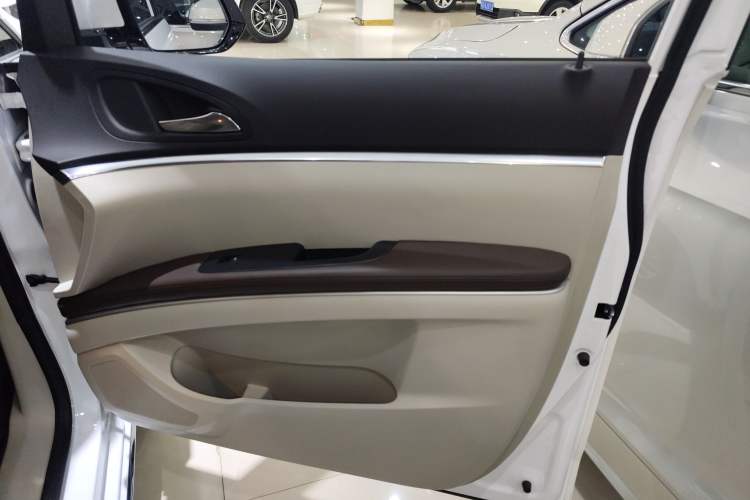 Used Buick GL8 2023 Land Executive Class Comfort Model
