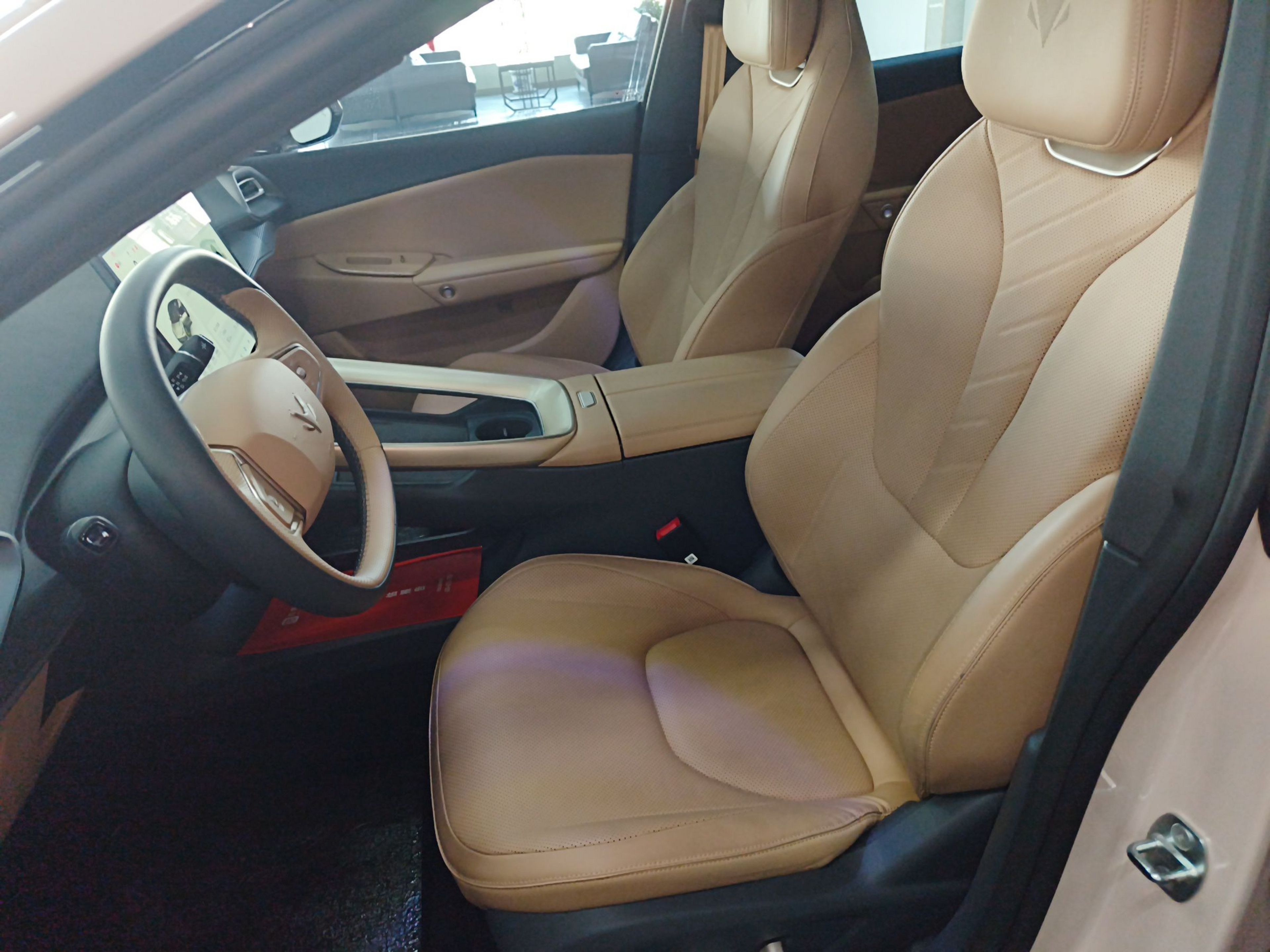 المقاعد الأمامية داخل السيارة