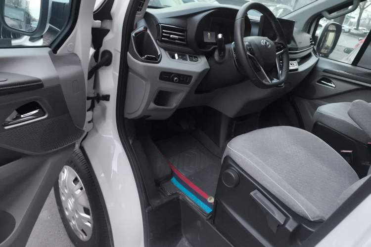 Used SAIC MAXUS Xintu V70 2025 2.0T Automatic Short Wheelbase Ultra-Low Roof Elite Edition – 5/6 Seats