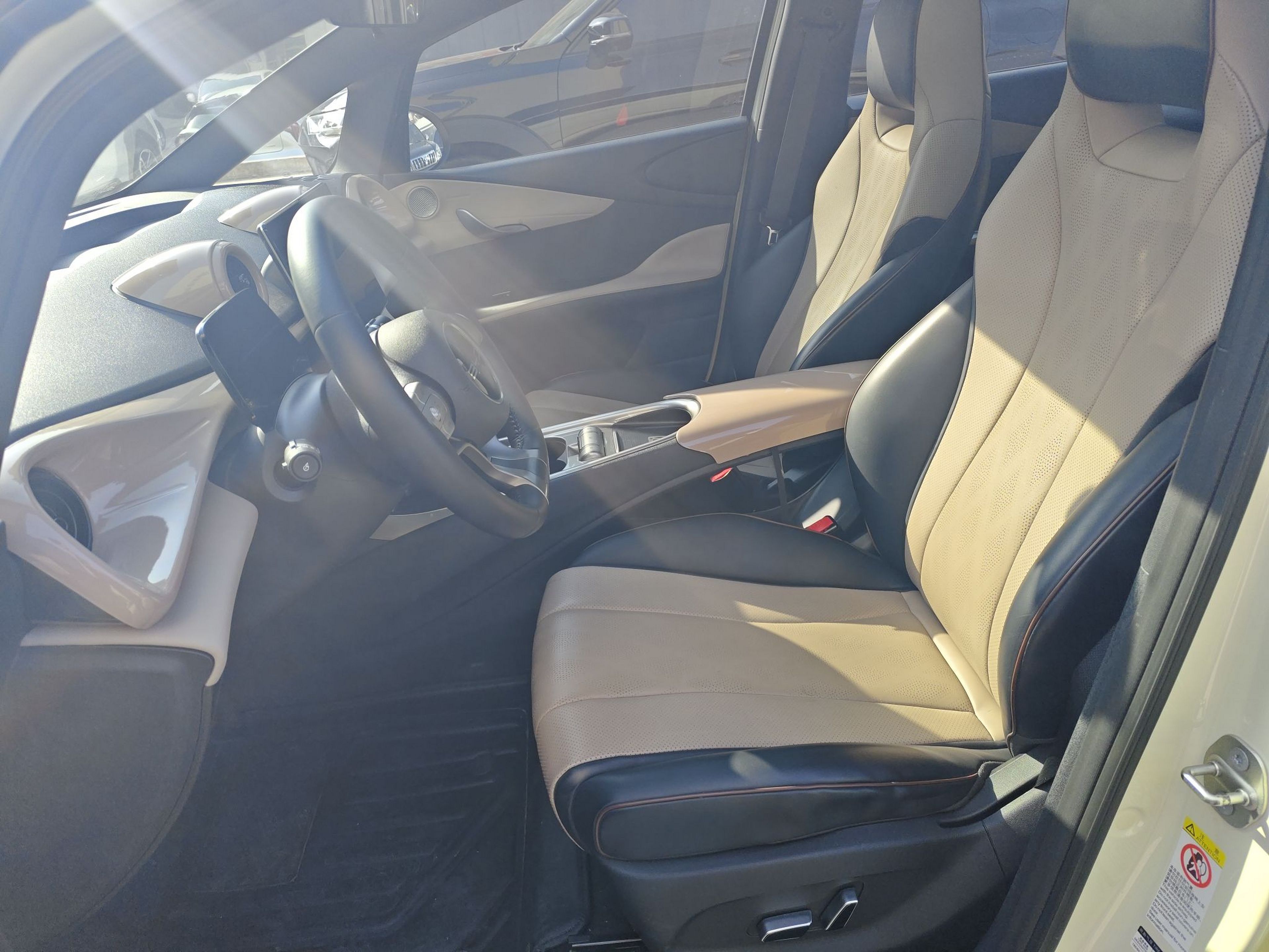 Переднее сиденье в автомобиле