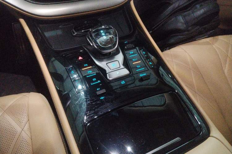 Used Denza D9 2025 DM-i Intelligent Drive 1020 Four-Wheel Drive Prestige Model