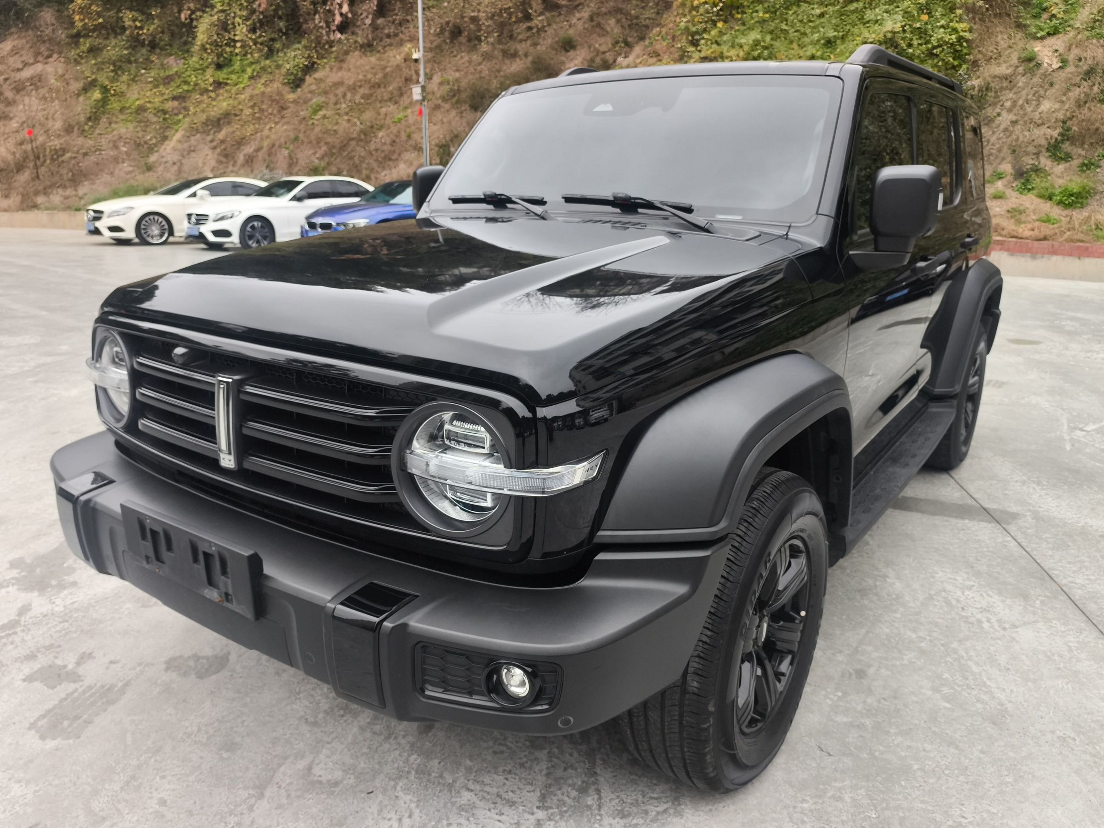 Под передней частью автомобиля