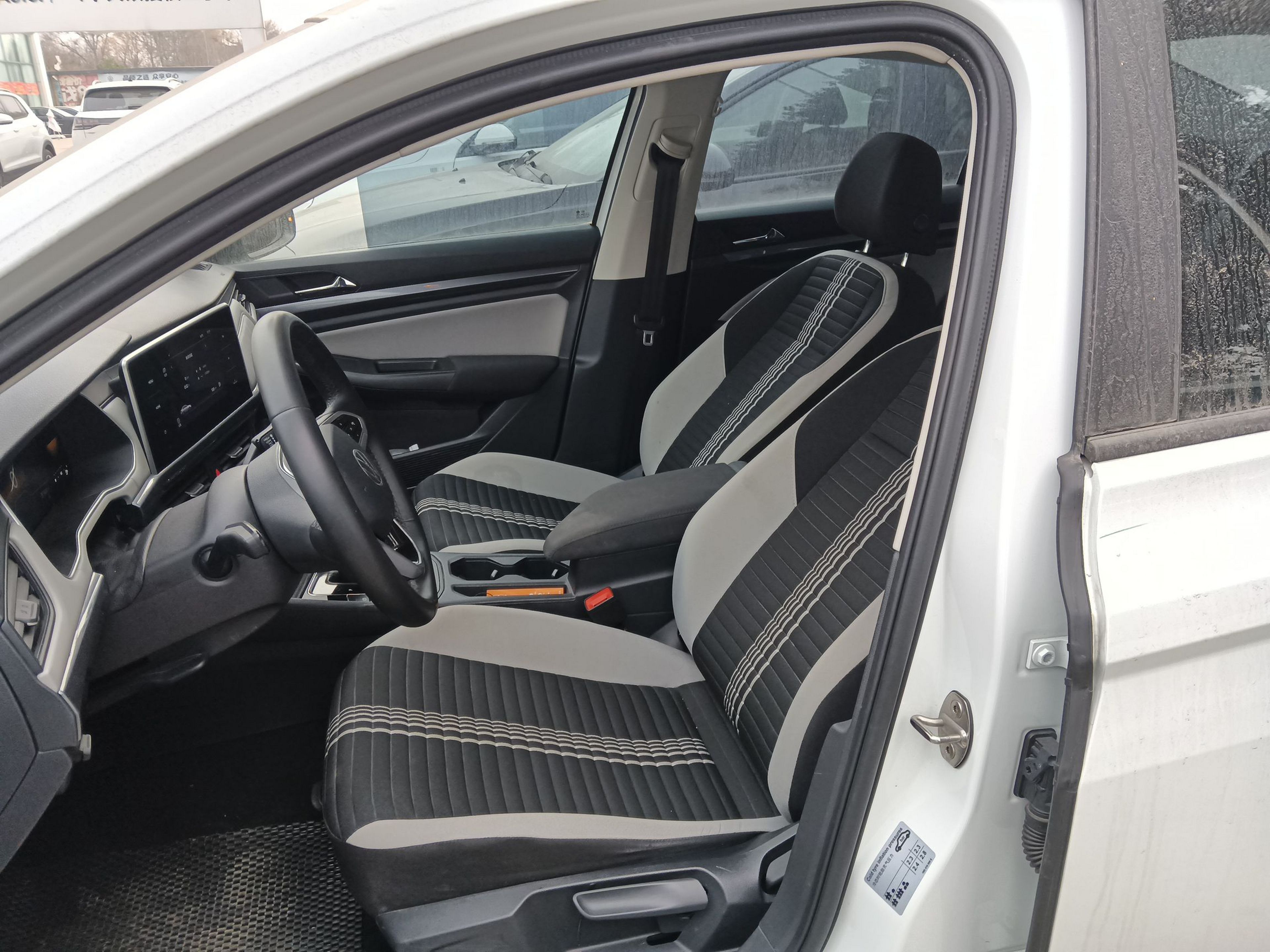 Переднее сиденье в автомобиле