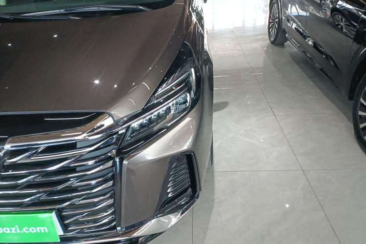 Used Buick GL8 2023 Facelifted Land Cruiser Executive Luxury Version