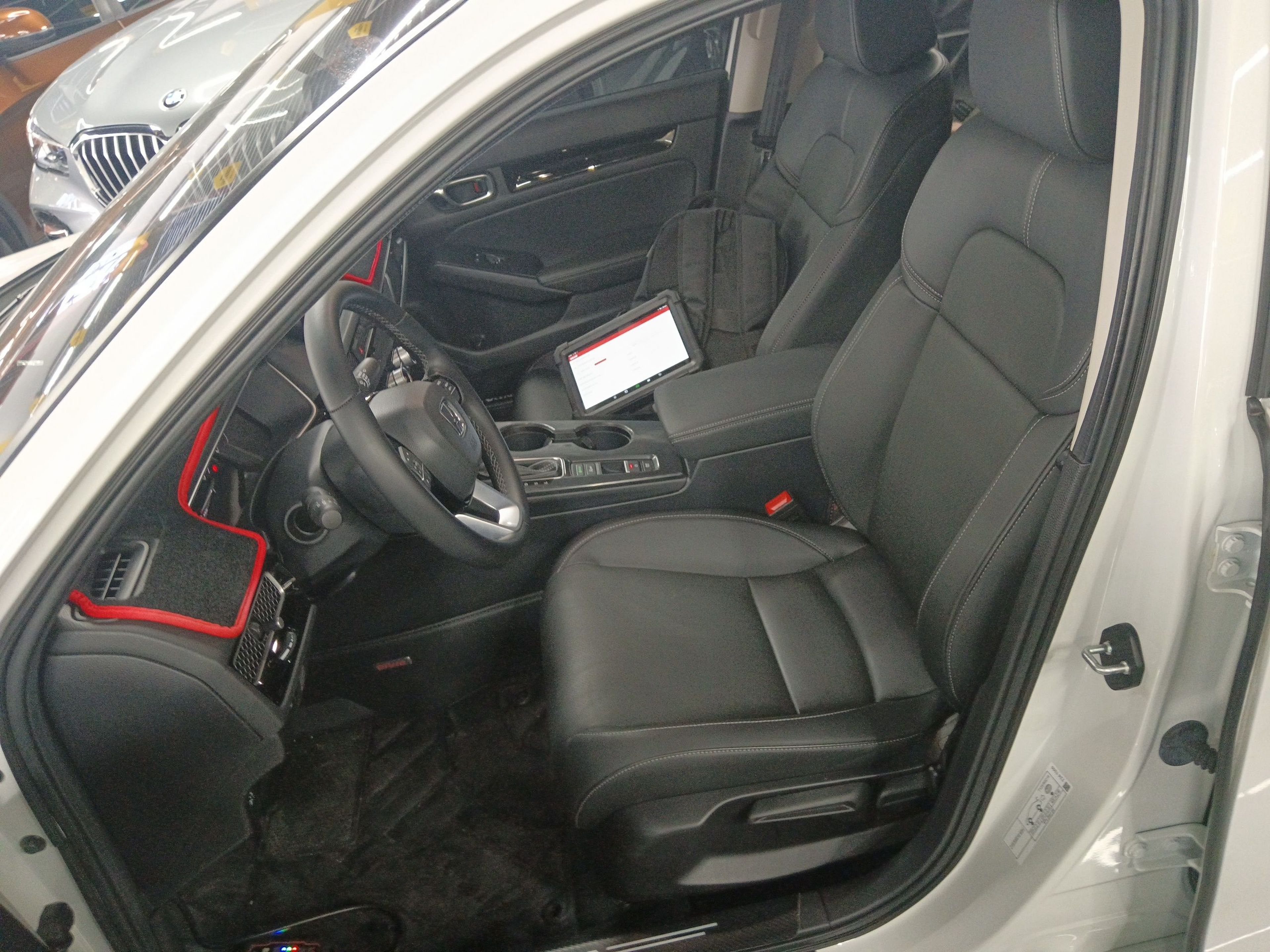 المقاعد الأمامية داخل السيارة