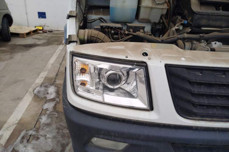 Used Iveco Daily 2021 2.5T A35 M1 Passenger Van 5-9 Seater Short Wheelbase Mid-Roof Design Dual Tires Side Sliding Door
