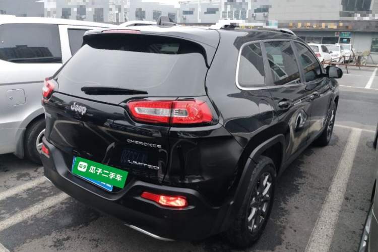 Used  Cherokee 2020 2.0L Two-Wheel Drive Classic Sports Edition