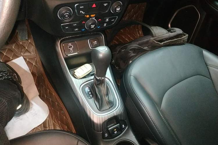 Used  Compass 2019 200T Automatic Family Edition - Connected Large Screen Version
