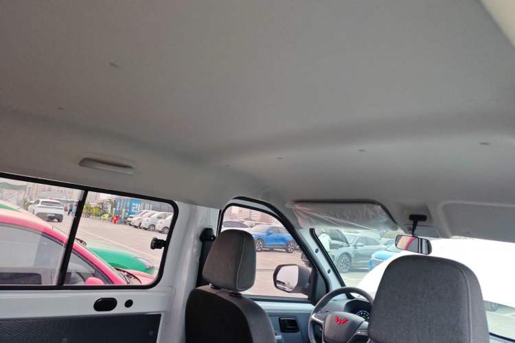 Used Wuling Yangguang 2024 300km Comfort-Grade Passenger Van 60kW
