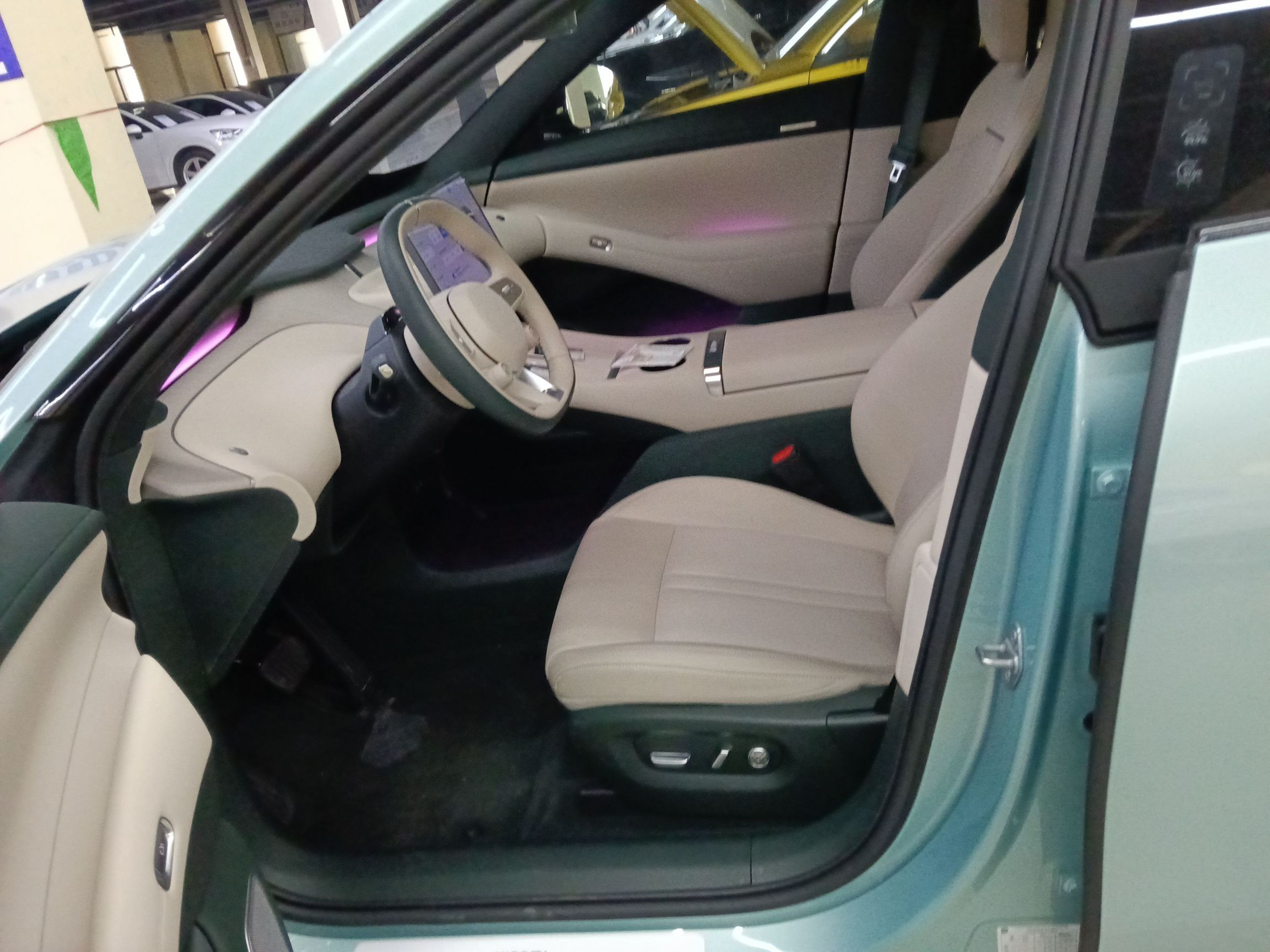 المقاعد الأمامية داخل السيارة